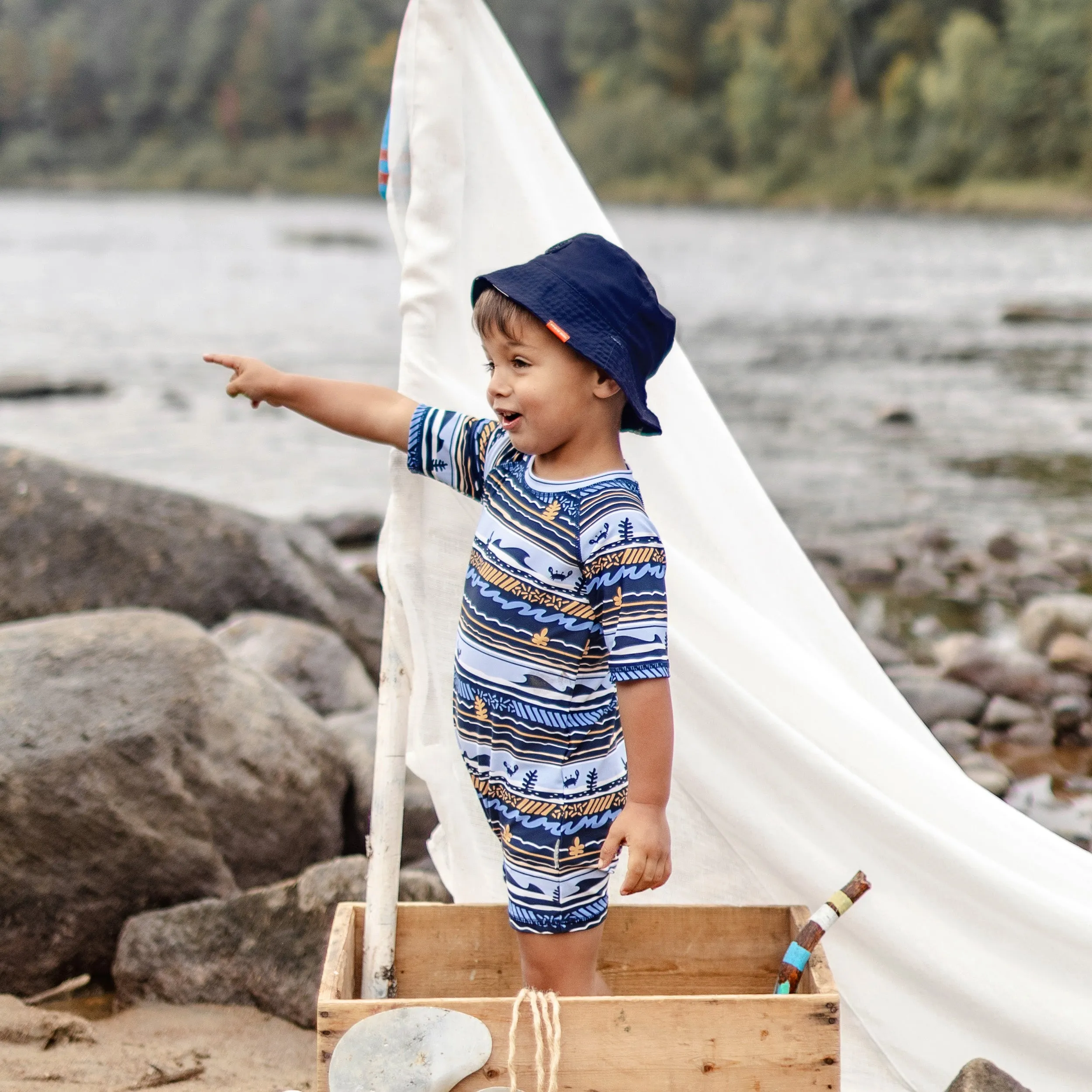 Chapeau de soleil marine réversible à motif de voiliers, bébé || Navy reversible bucket hat with sailboat print, baby