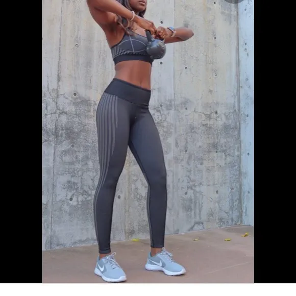 Fabletics 2pc SET! Bra leggings EUC  Kelly Rowland for Fabletics  Sz XS